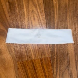 Brand New Aritzia Headband, never worn.